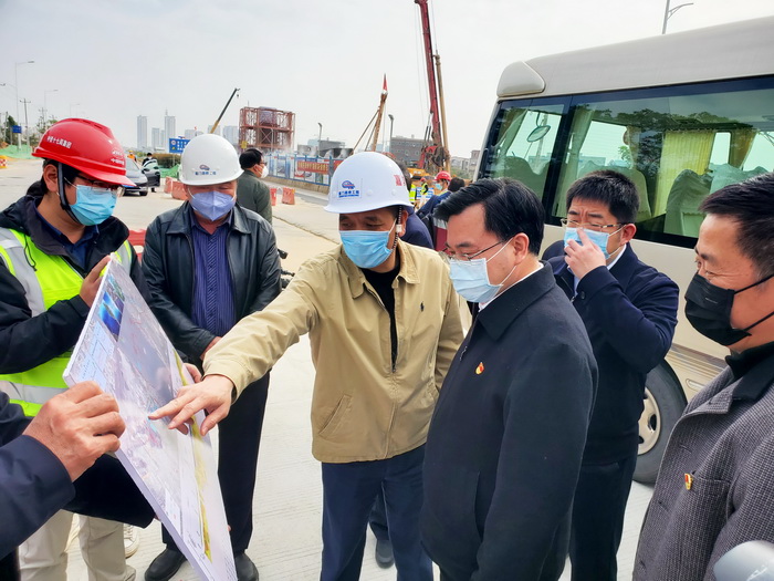 0212【工程公司】省委常委、市委書(shū)記胡昌升一行調研第二東通道工程復工、防疫工作_調整大小.jpg
